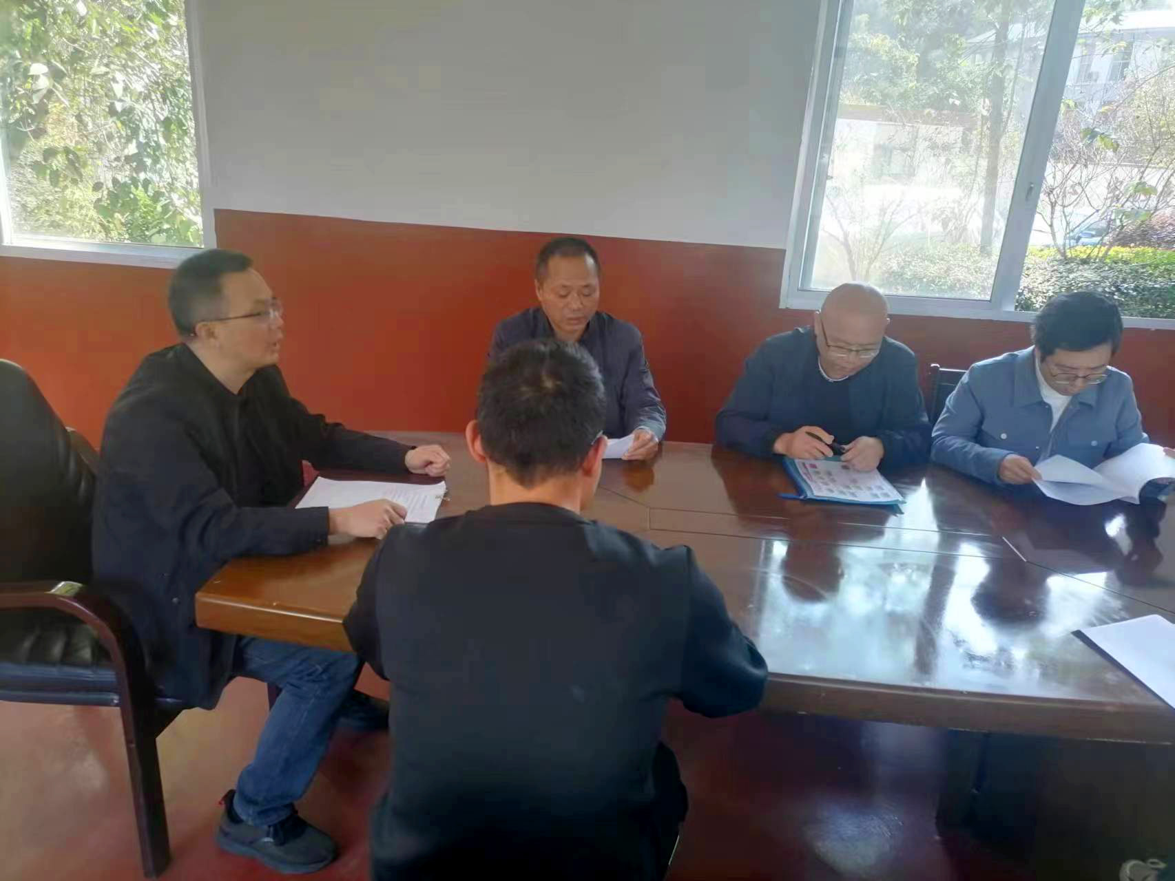 【主題教育·我在崗位做貢獻(xiàn)】 推進(jìn)村企合作造林，助力鄉(xiāng)村振興